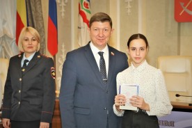 Мы – граждане России: 20 волгодонских школьников в торжественной обстановке получили паспорта Российской Федерации
